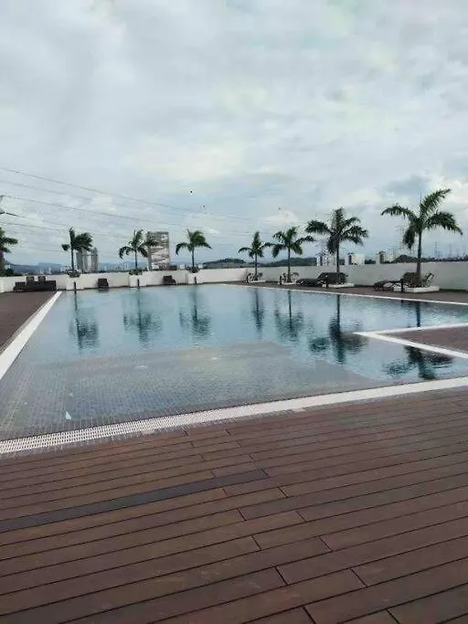 Meritus Suites - 8Pax ペライ 0*,