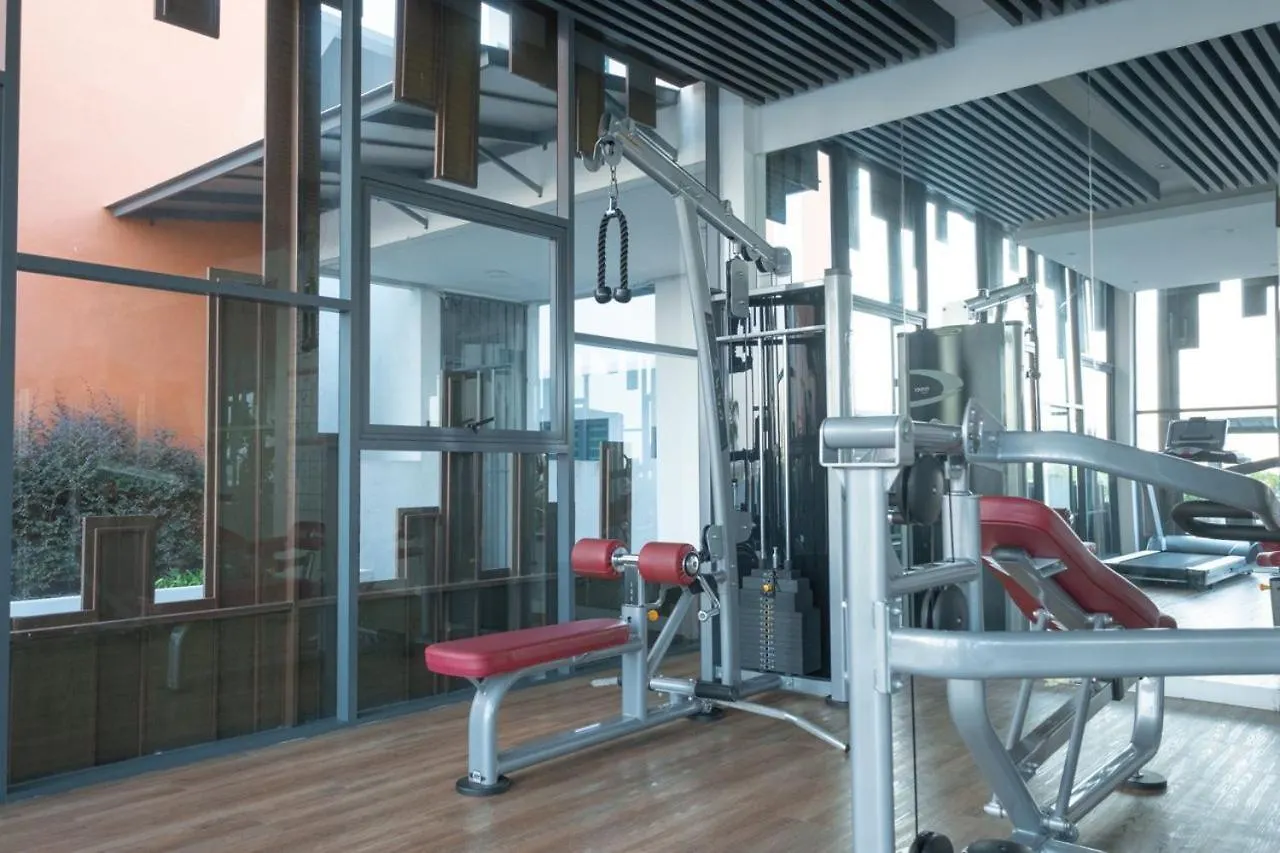 Meritus Suites - 8Pax ペライ