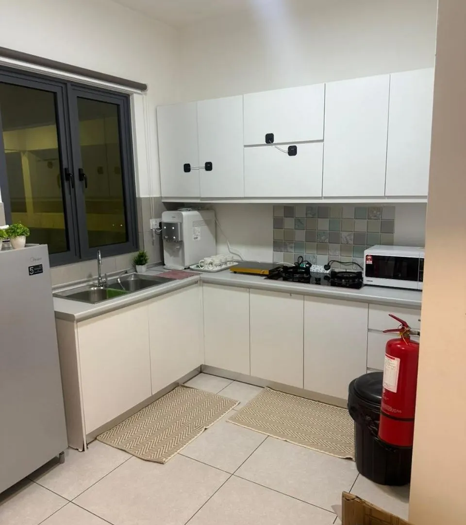 Meritus Suites - 8Pax ペライ